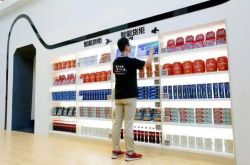 女乘客“甩包”逼停上海地铁五号线；官方回应：乘客欲“冲门”上车，处置及时未影响运营